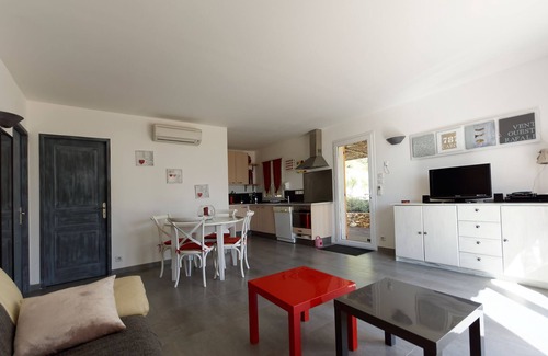 Draguignan House | Modern, comfortable 4-star gîte in a quiet woodland setting