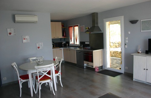 Draguignan House | Modern, comfortable 4-star gîte in a quiet woodland setting