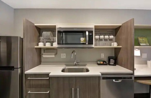 Alpine Center Hotel | Modern Comforts: 3 Units w/Kitchenette, Breakfast, Parking, Pets Allowed!