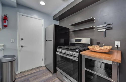 Shaker Heights Apartment | Modern & Comfy ~ Close to Cleveland Clinic ~ Long-Stays Welcome ~ Safe Area
