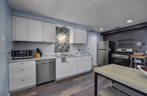 Shaker Heights Apartment | Modern & Comfy ~ Close to Cleveland Clinic ~ Long-Stays Welcome ~ Safe Area