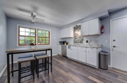 Shaker Heights Apartment | Modern & Comfy ~ Close to Cleveland Clinic ~ Long-Stays Welcome ~ Safe Area