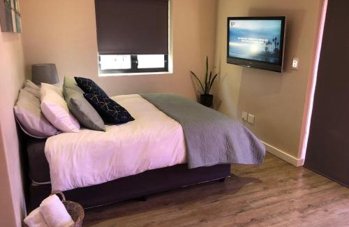Eikenbosch House | Modern, Comfy Guest Suite with Beautiful Views