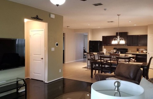 Solana Ridge House | Modern comfy home perfect for Lackland BMT/San Antonio Visit, mins to Sea World