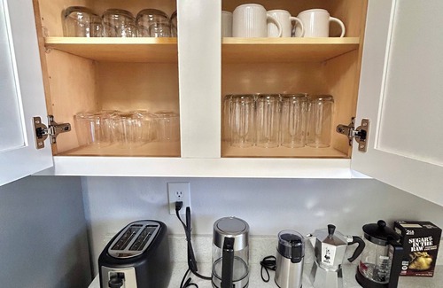 Cypress Creek Estates Condo | Modern Condo in Prime Location - Pool, Jacuzzi, Dining Nearby