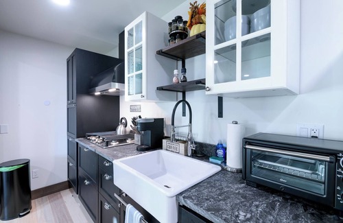 Waterbury Center Condo | Modern Condo - King Bed- 8 Mins to Downtown Stowe