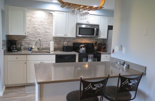 Bartlett Condo | Modern condo | Mins to many local attractions| Nordic Village Amenities