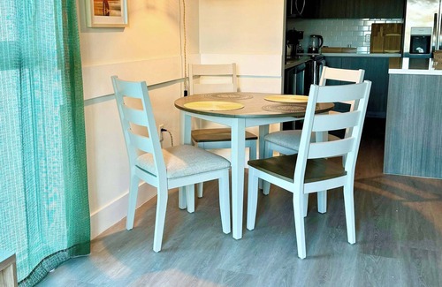 Parkside Apartment | Modern condo near beach w/full kitchen