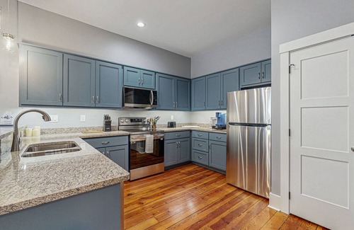 Waynesville Condo | Modern Condo over Main Street with full kitchen, Wifi and Central AC