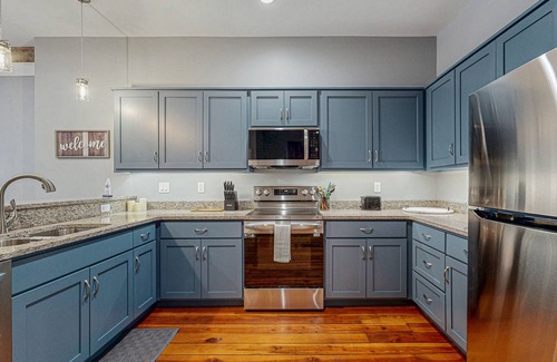 Waynesville Condo | Modern Condo over Main Street with full kitchen, Wifi and Central AC