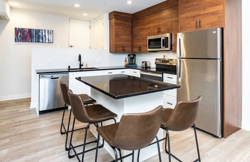 Lyn-Lake Condo | Modern condo #Self checkin #CityLife #Location #Rooftop Deck