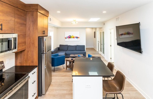 Lyn-Lake Condo | Modern condo #Self checkin #CityLife #Location #Rooftop Deck