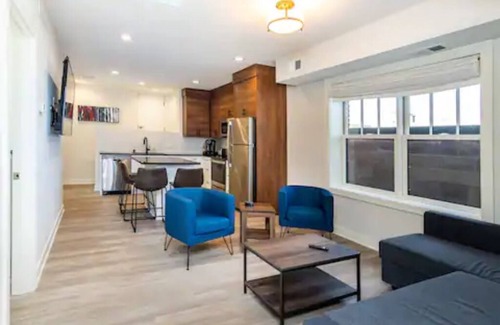 Lyn-Lake Condo | Modern condo #Self checkin #CityLife #Location #Rooftop Deck