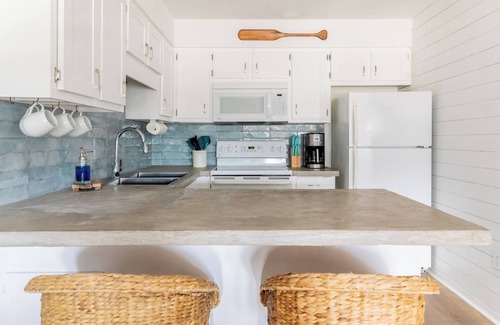 El Centro Beach Condo | Modern Condo I Short Walk To Beach I Pool