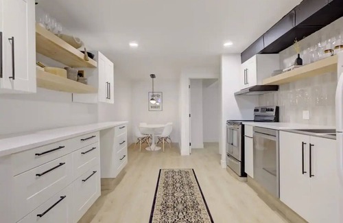 Southwest Edmonton Apartment | Modern Contemporary 2BR Basement Suitenn