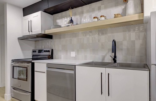 Southwest Edmonton Apartment | Modern Contemporary 2BR Basement Suitenn