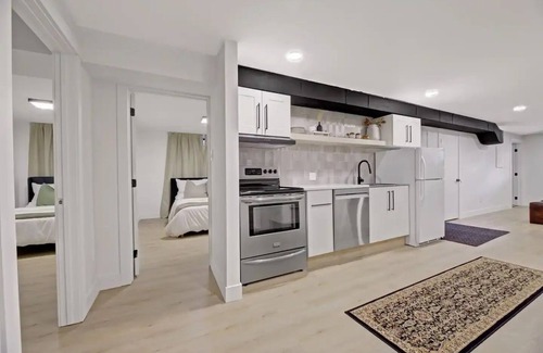 Southwest Edmonton Apartment | Modern Contemporary 2BR Basement Suitenn