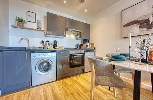 Portsmouth City Centre Apartment | Modern Contractor 2BR Apartment Sleeps 4 With Parking Portsmouth Airbnb