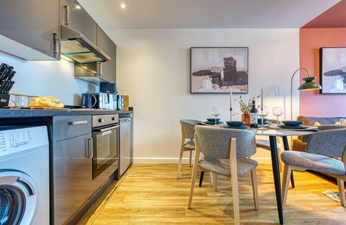 Portsmouth City Centre Apartment | Modern Contractor 2BR Apartment Sleeps 4 With Parking Portsmouth Airbnb