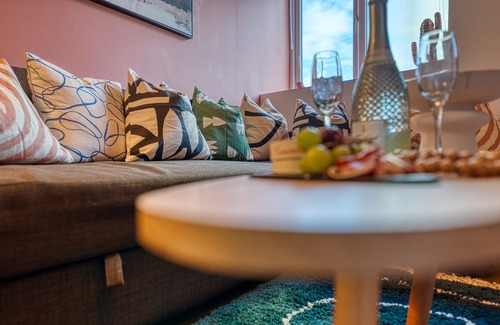 Portsmouth City Centre Apartment | Modern Contractor 2BR Apartment Sleeps 4 With Parking Portsmouth Airbnb