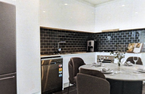 Frankston Apartment | Modern, convenient position. Full Kitch, balcony. Intro Bargain Price. Book Now.
