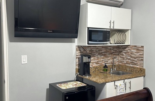 Flagami Apartment | Modern corporate apartment with AC and WiFi in tranquil Coral Gables