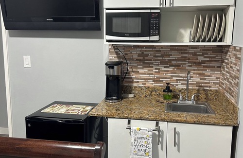 Flagami Apartment | Modern corporate apartment with AC and WiFi in tranquil Coral Gables