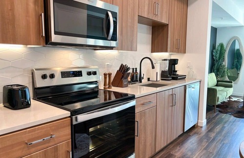Beverly Hills Apartment | Modern Cosmopolitan APT Mid Hollywood with Free Parking 10mins to Universal Stud