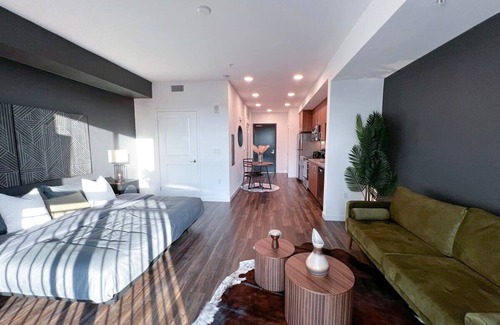 Beverly Hills Apartment | Modern Cosmopolitan APT Mid Hollywood with Free Parking 10mins to Universal Stud