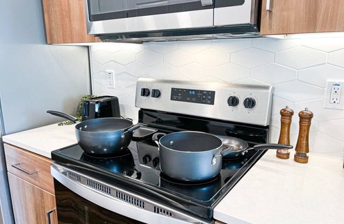 Beverly Hills Apartment | Modern Cosmopolitan APT Mid Hollywood with Free Parking 10mins to Universal Stud