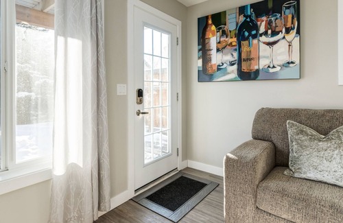 Springbank Hill Apartment | Modern & Cosy, Free Parking, 15 mins to Downtown