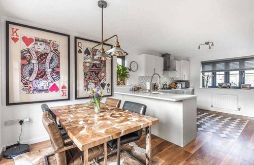 Lower Lemington House | Modern Cotswolds House perfect for exploring the Cotswolds.