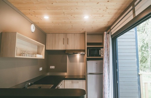 Rochefort-en-Terre Cottage | Modern cottage with terrace by a lake