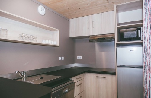 Rochefort-en-Terre Cottage | Modern cottage with terrace by a lake