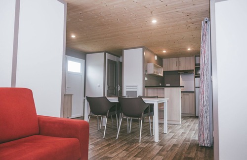 Rochefort-en-Terre Cottage | Modern cottage with terrace by a lake