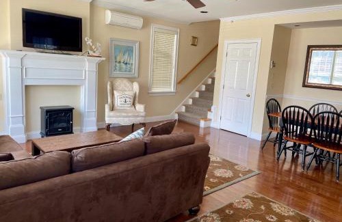 Yachting Village House | Modern Cottage Downtown NPT-Waites Wharf Cottage RE05618-STR