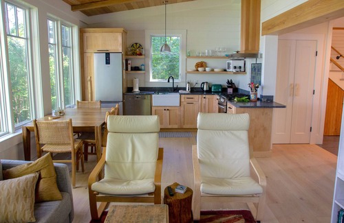 Plymouth Cottage | Modern cottage on the shore of beautiful Long Pond