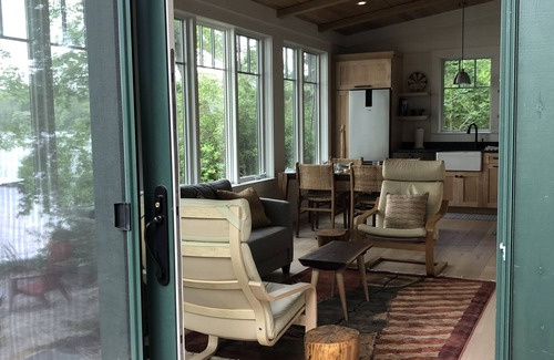 Plymouth Cottage | Modern cottage on the shore of beautiful Long Pond