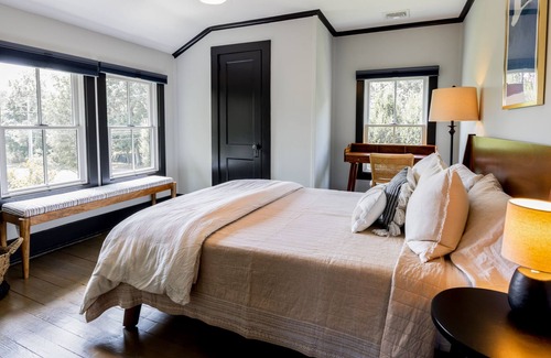 Mattituck House | Modern country cottage - 5 min to beach, farm stands, and vineyards