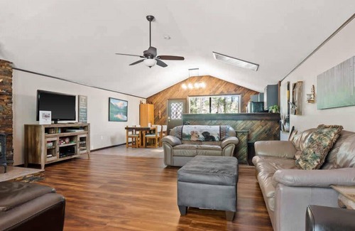 Leadville Cabin | Modern Cozy 2BR Cabin Oasis - Fireplace, Firepit