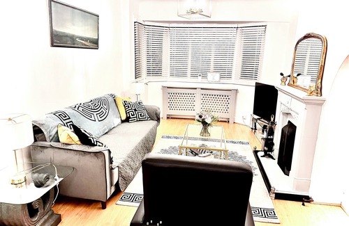 Whitefoot House | Modern Cozy 5 star 3 Bedroom House in vibrant London with wifi and free parking!