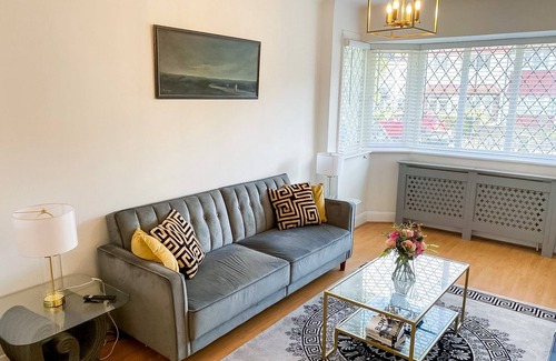 Whitefoot House | Modern Cozy 5 star 3 Bedroom House in vibrant London with wifi and free parking!
