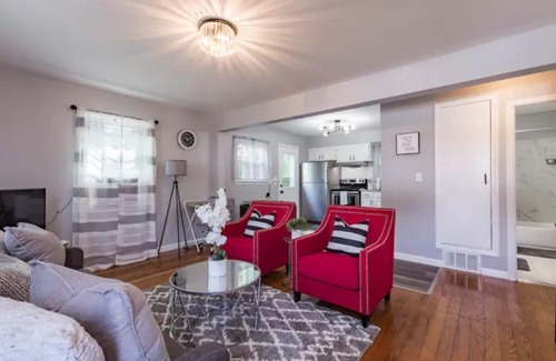 Center House | Modern & Cozy Cape | 4 Bedroom House | Central Location