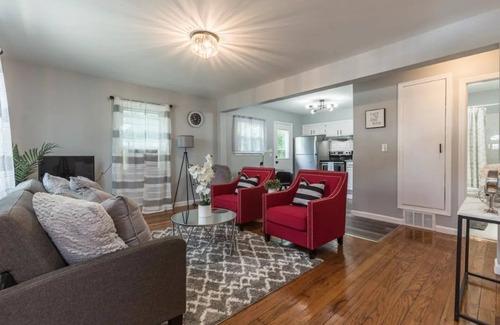 Center House | Modern & Cozy Cape | 4 Bedroom House | Central Location