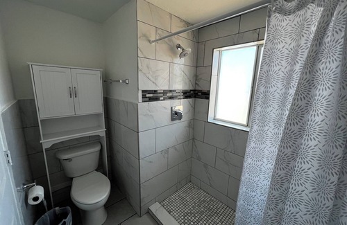 The Garden District House | Modern & Cozy Midtown Duplex