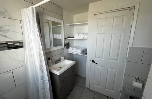 The Garden District House | Modern & Cozy Midtown Duplex