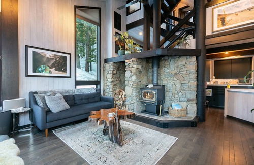 Truckee House | Modern~Cozy Mountain Getaway 3 Beds Max 6 adults