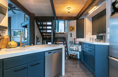 Truckee House | Modern~Cozy Mountain Getaway 3 Beds Max 6 adults