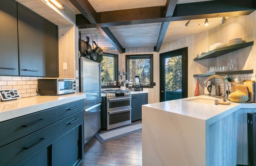 Truckee House | Modern~Cozy Mountain Getaway 3 Beds Max 6 adults