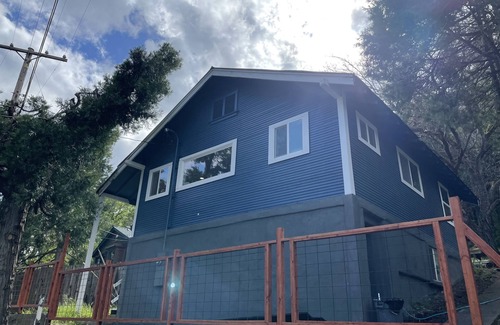 Dunsmuir House | Modern Cozy Mountain Home with VIEWS
